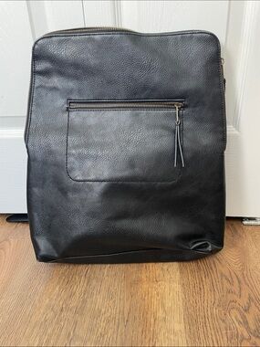 EUC. Universal thread faux leather backpack purse. Approx 14”w 15” tall. Zip top
